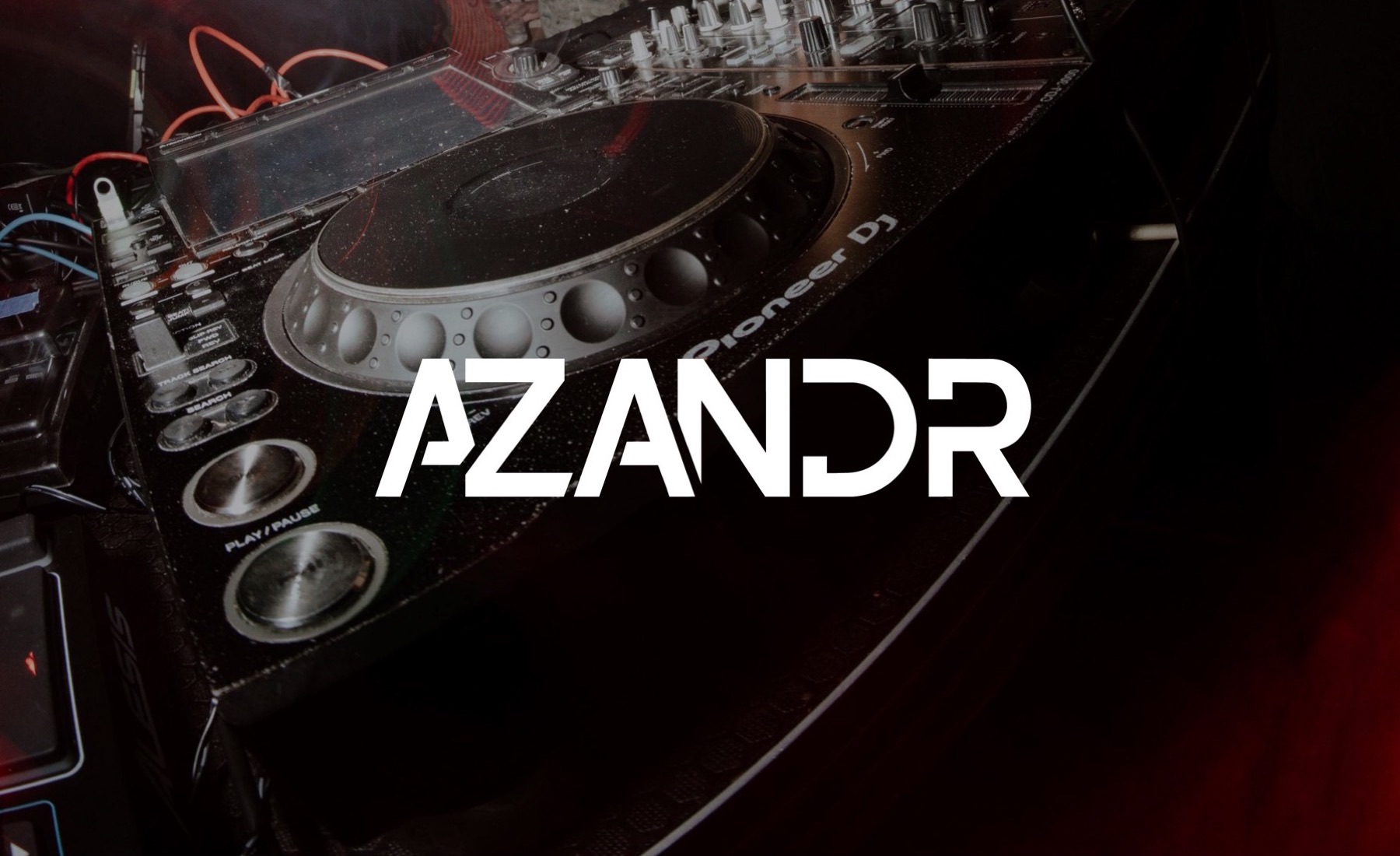 Le logotype Azandr en blanc sur une platine Pioneer DJ éclairée de rouge, en club.