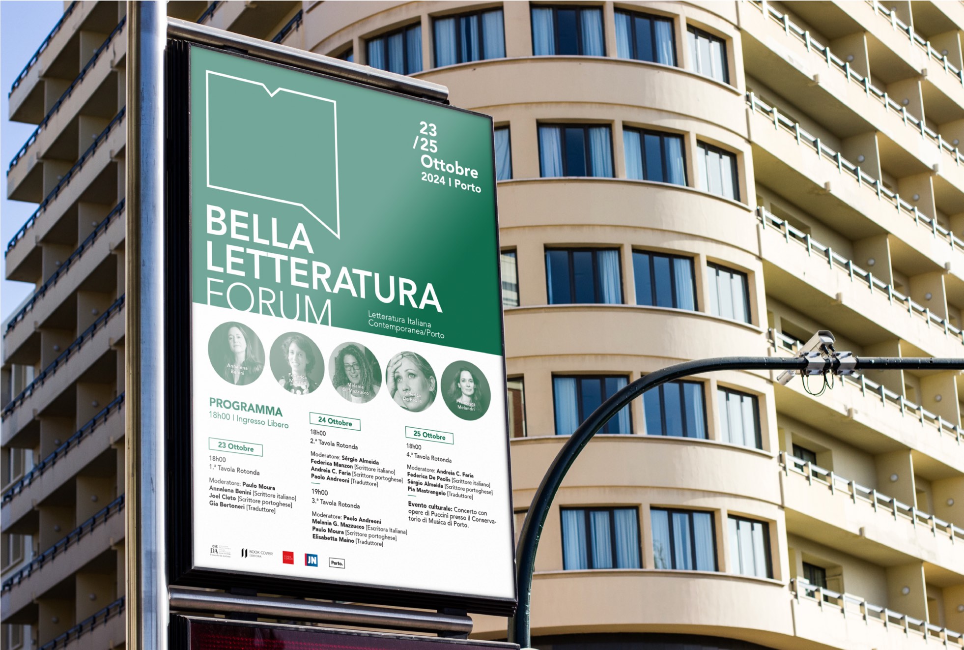 Affiche verte du forum installée dans un abribus, devant un immeuble de Porto.