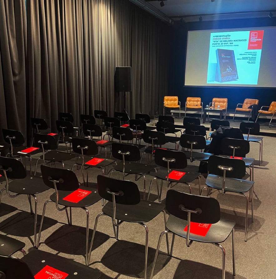 Bella Letteratura Forum — salle de conférence habillée aux couleurs du festival.