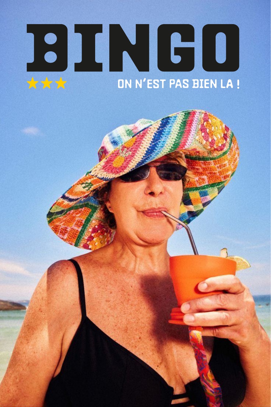 Une vacancière au chapeau de paille coloré buvant un cocktail, sous le logotype Bingo.