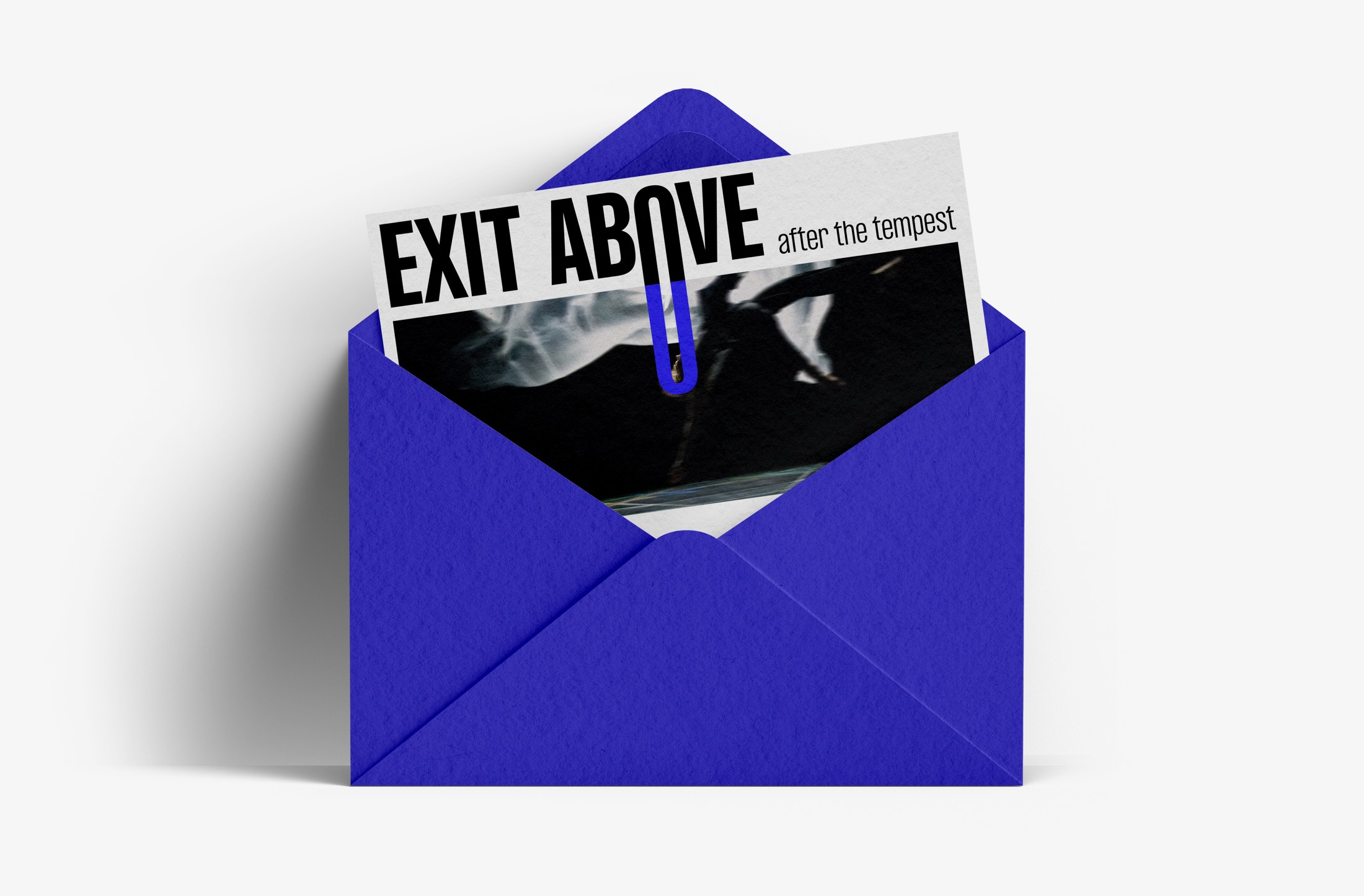 Le même carton glissé dans une enveloppe bleu électrique, posée contre un mur clair.