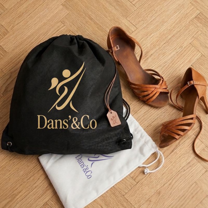 Dans’&Co — tote bag et pochons brodés posés sur un parquet.