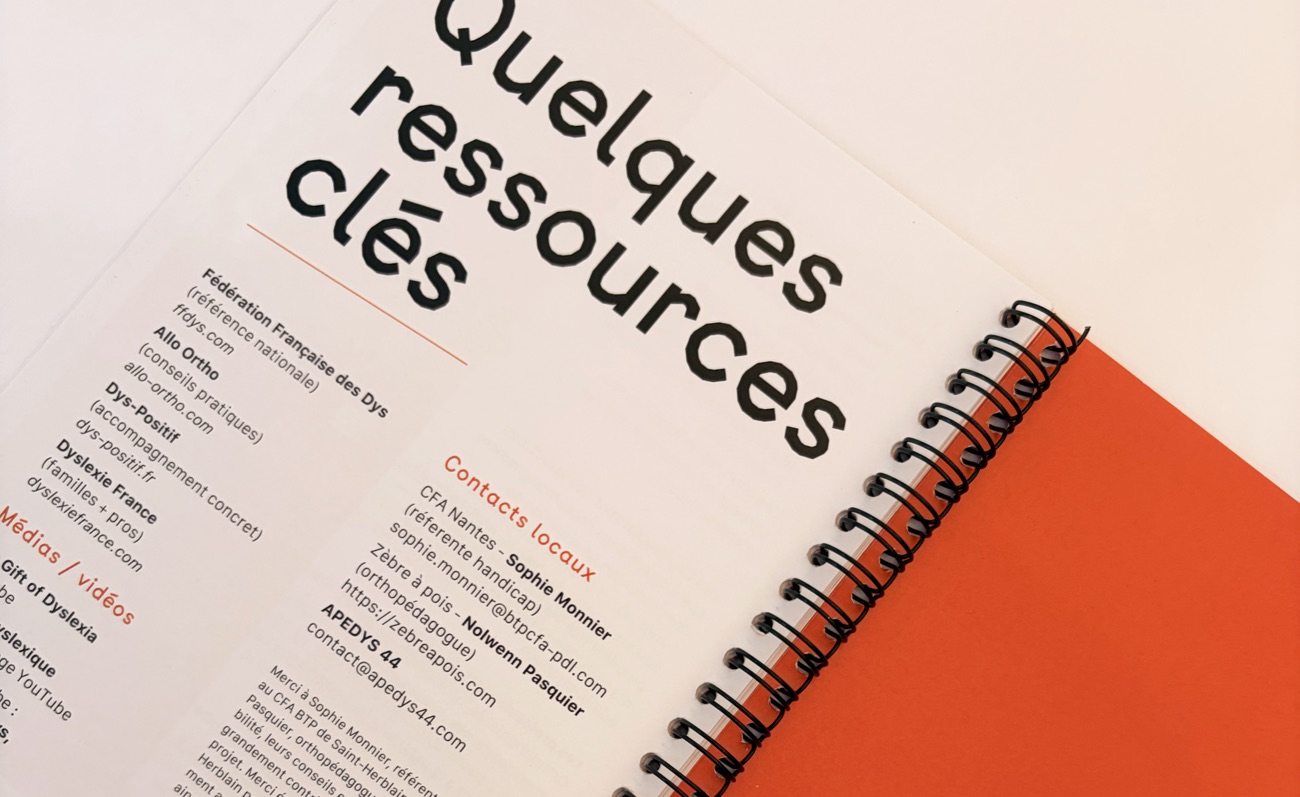 La double page « Quelques ressources clés » et ses contacts, contre la quatrième de couverture orange.