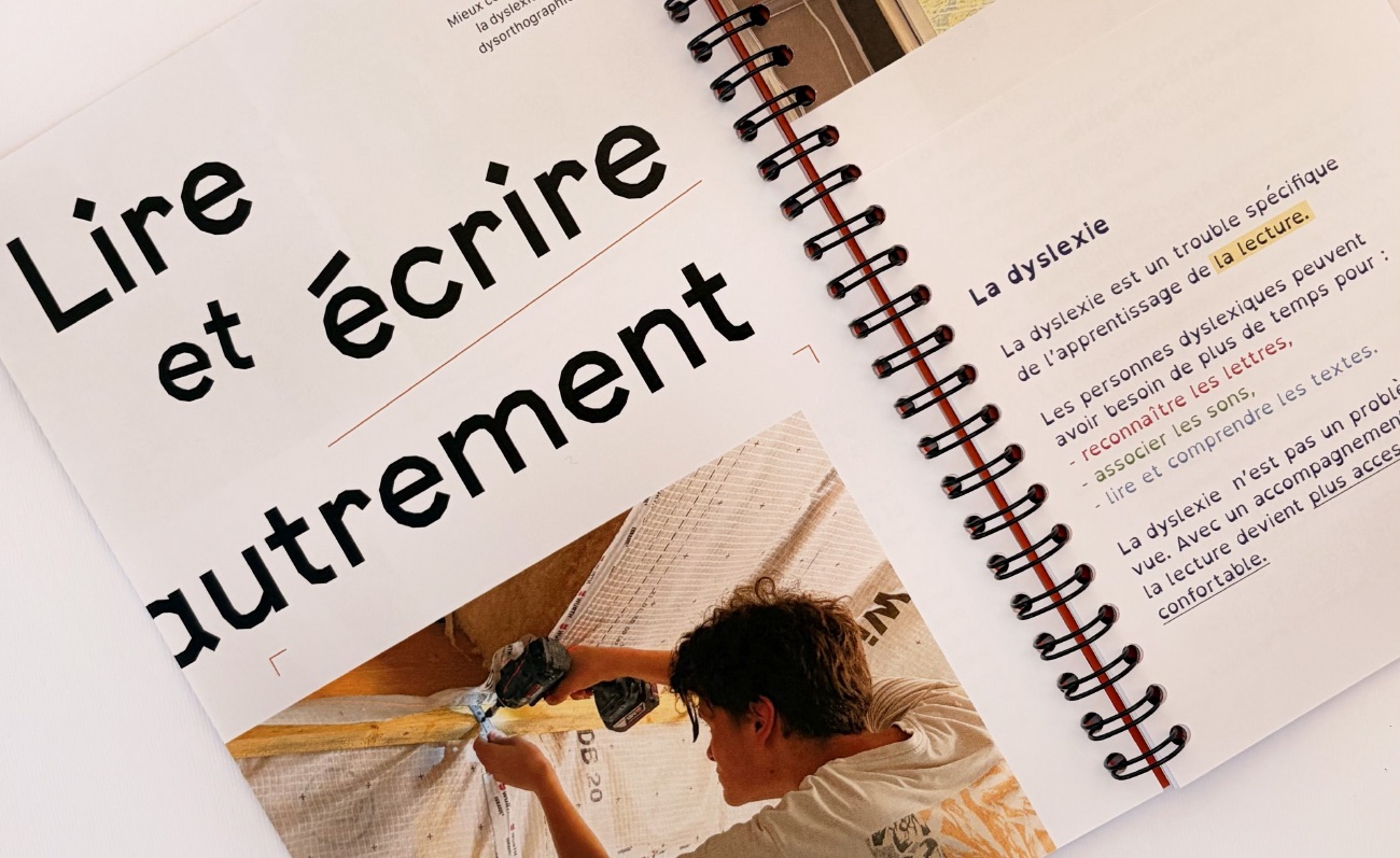 Le livret ouvert sur la double page « Lire et écrire autrement », en regard d’une fiche consacrée à la dyslexie.