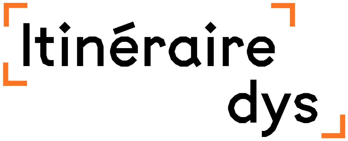 Le logotype « Itinéraire dys » : le mot « dys », décalé vers le bas, déborde du cadre formé par quatre angles orange.