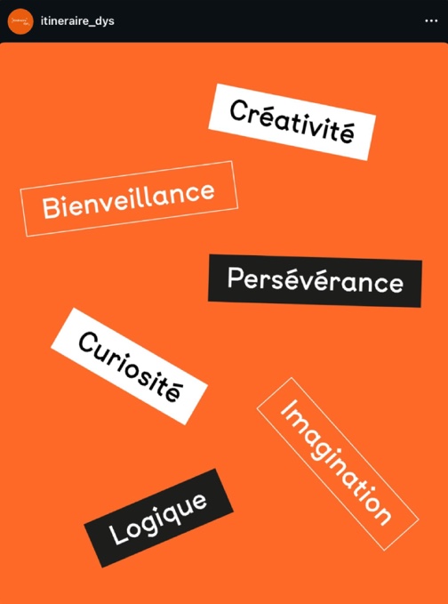 Affiche orange semée d’étiquettes : créativité, bienveillance, persévérance, curiosité, imagination, logique.