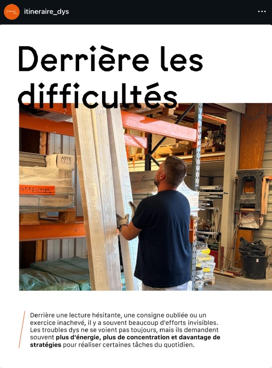 « Derrière les difficultés » : un apprenti manipule des plaques dans un entrepôt.