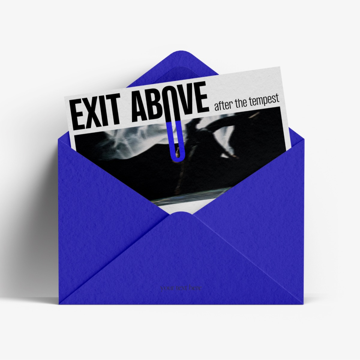 Exit Above — carton d’invitation glissé dans une enveloppe bleu électrique.
