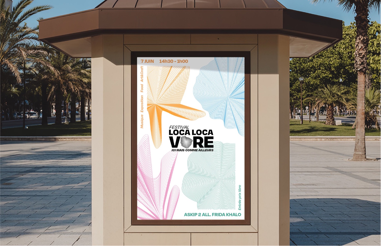 L’affiche du festival dans un panneau urbain, palmiers et esplanade en arrière-plan.