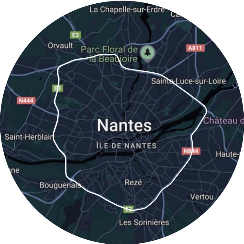 Carte de Nantes et de sa couronne, le tracé du périphérique détouré en blanc.