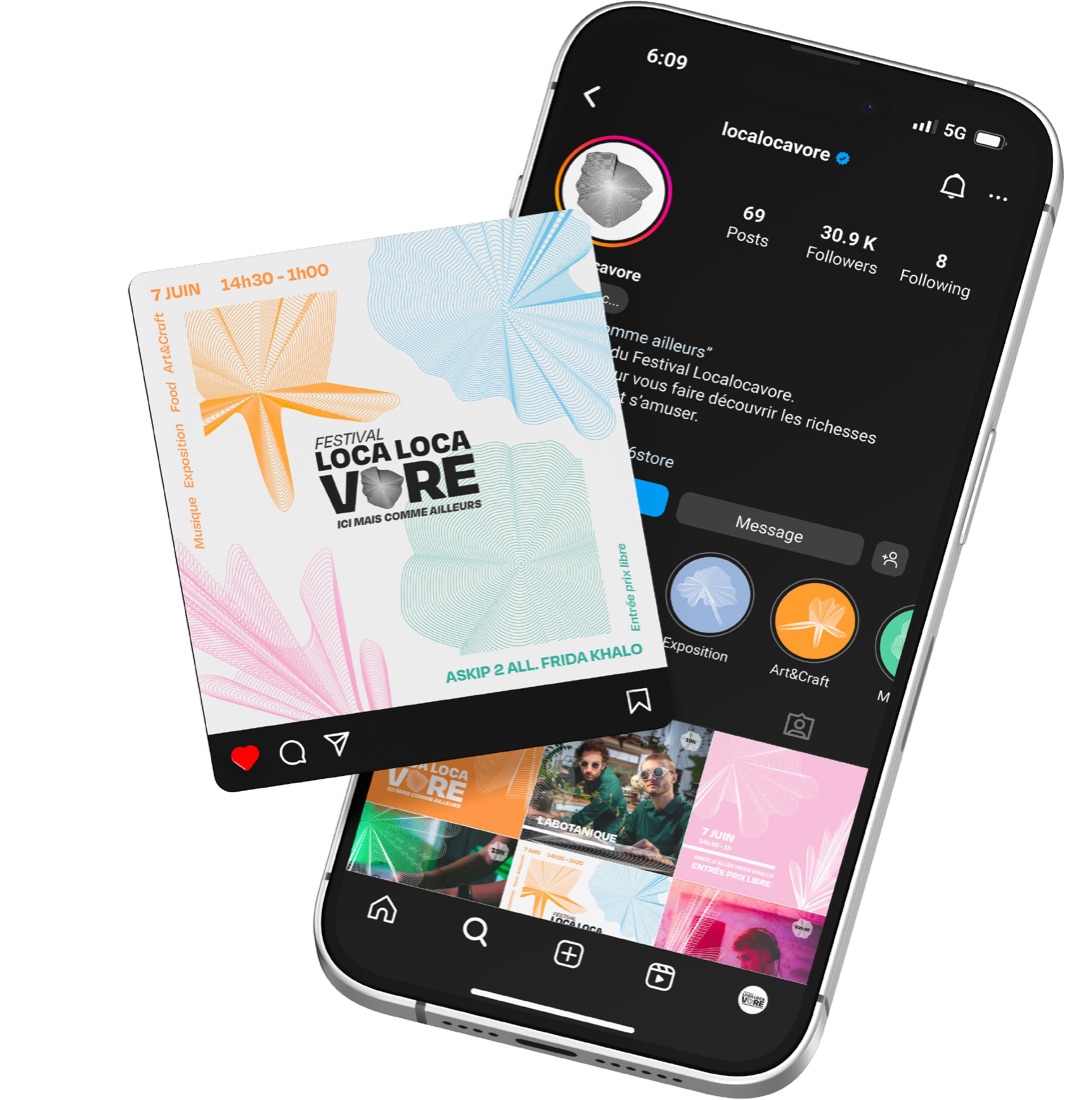 Le compte Instagram du festival affiché sur un téléphone, à côté du carton d’invitation.