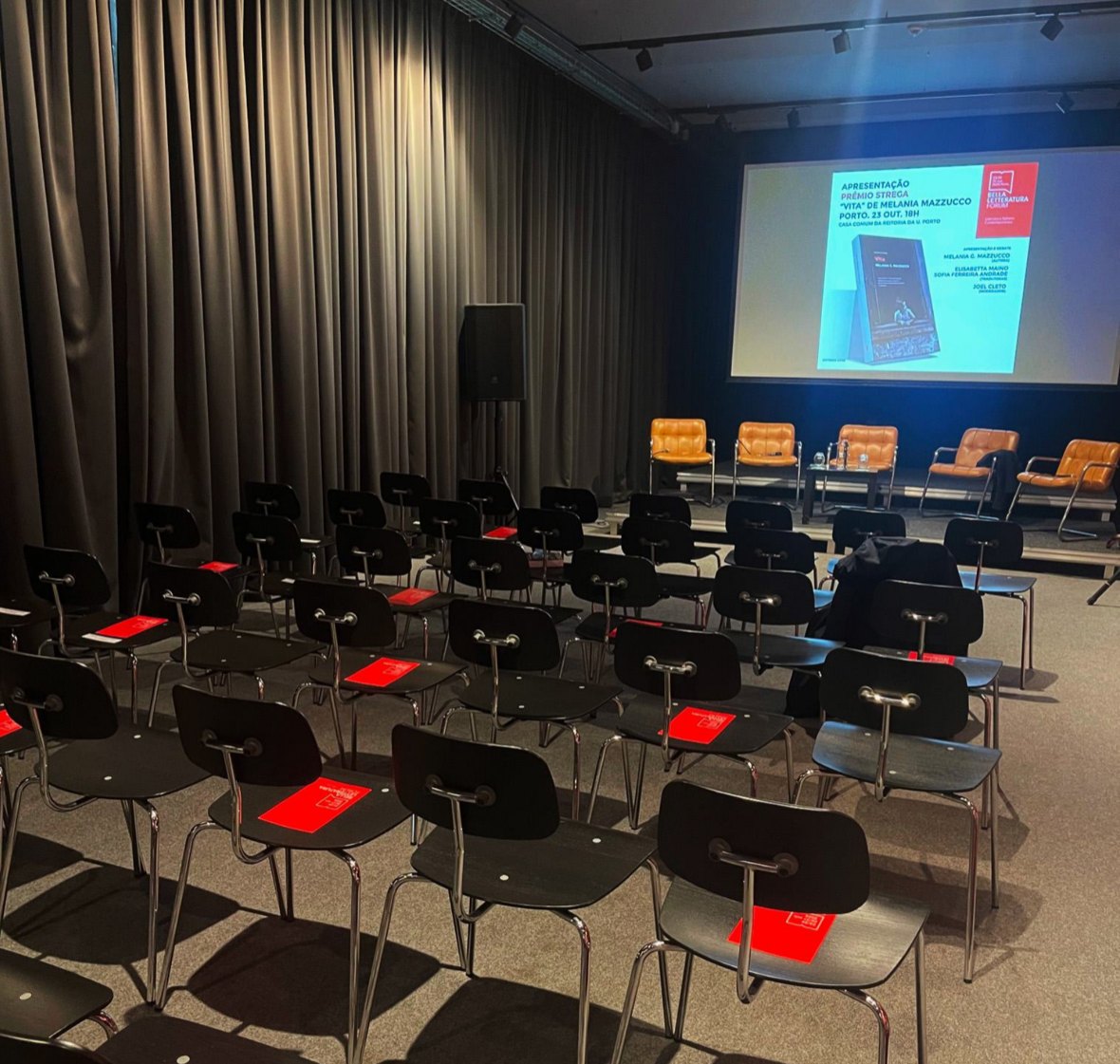 Salle de conférence habillée aux couleurs du festival.