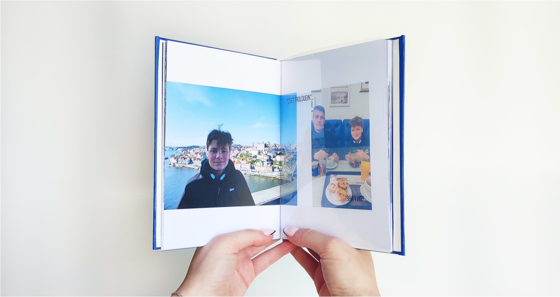 L’ouvrage tenu ouvert : à gauche un portrait devant les quais de Porto, à droite une scène de petit-déjeuner.